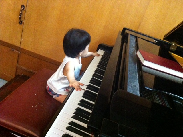 Miku24Mar2013-piano1-blog.JPG