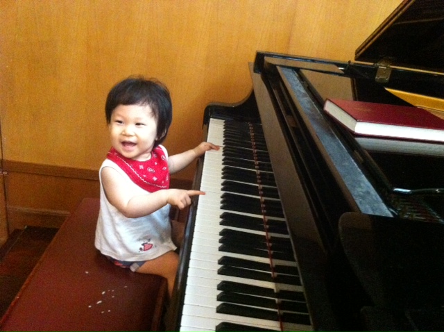 Miku24Mar2013-piano2-blog.JPG