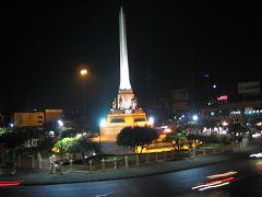 victory monument 17Nov06.JPG